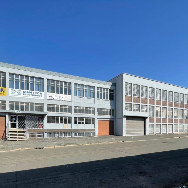 New Centre – Warehouse + Offices 6 600m2 under roof