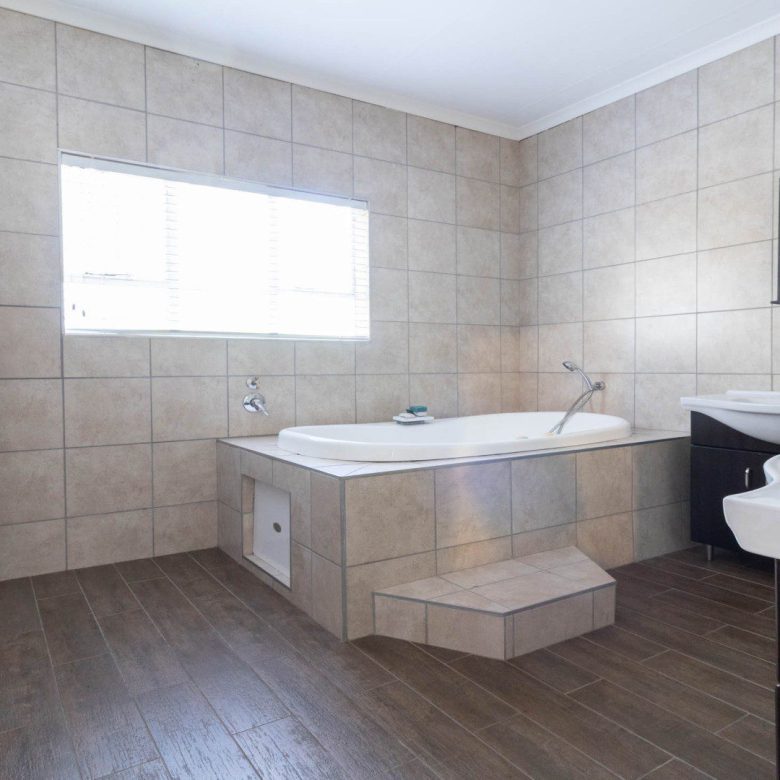 Mulbarton – Large 4 Bedroom Home + Flatlet