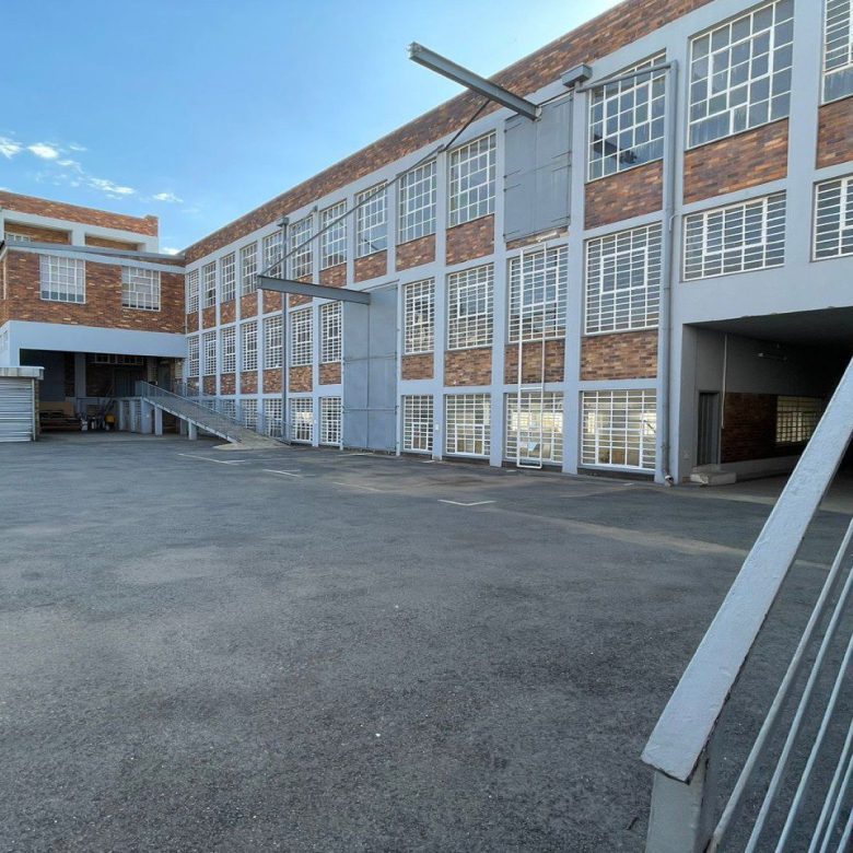 New Centre – Warehouse + Offices 6 600m2 under roof