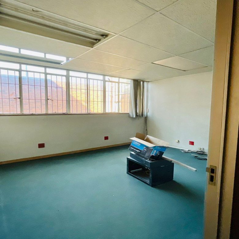 New Centre – Warehouse + Offices 6 600m2 under roof