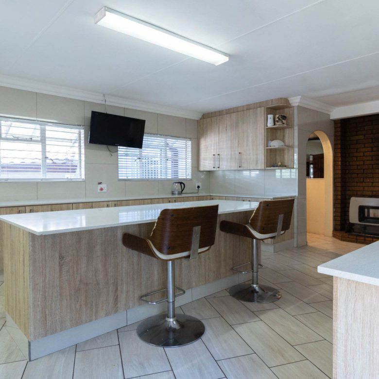 Mulbarton – Large 4 Bedroom Home + Flatlet