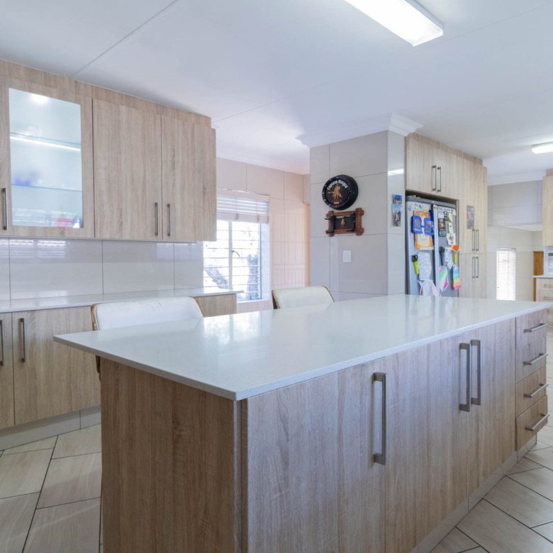 Mulbarton – Large 4 Bedroom Home + Flatlet