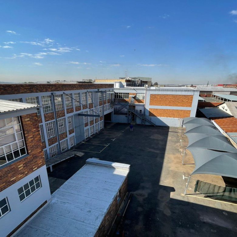 New Centre – Warehouse + Offices 6 600m2 under roof