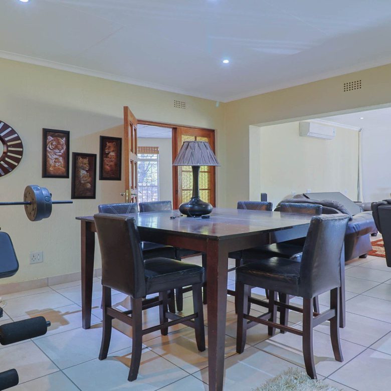 Mulbarton – Large 4 Bedroom Home + Flatlet