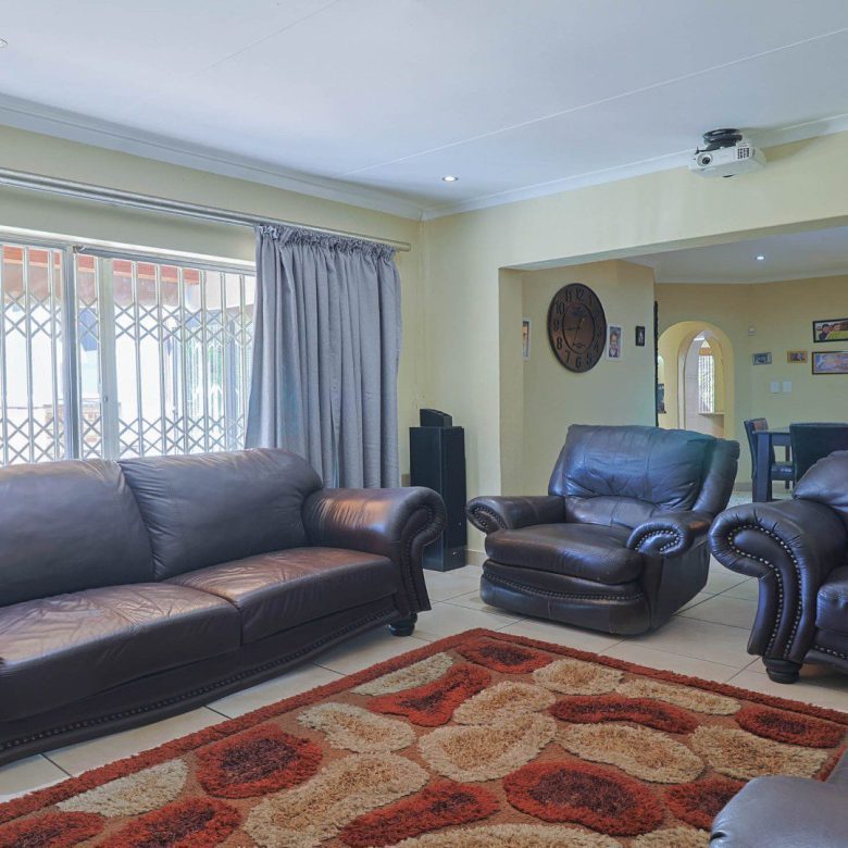 Mulbarton – Large 4 Bedroom Home + Flatlet