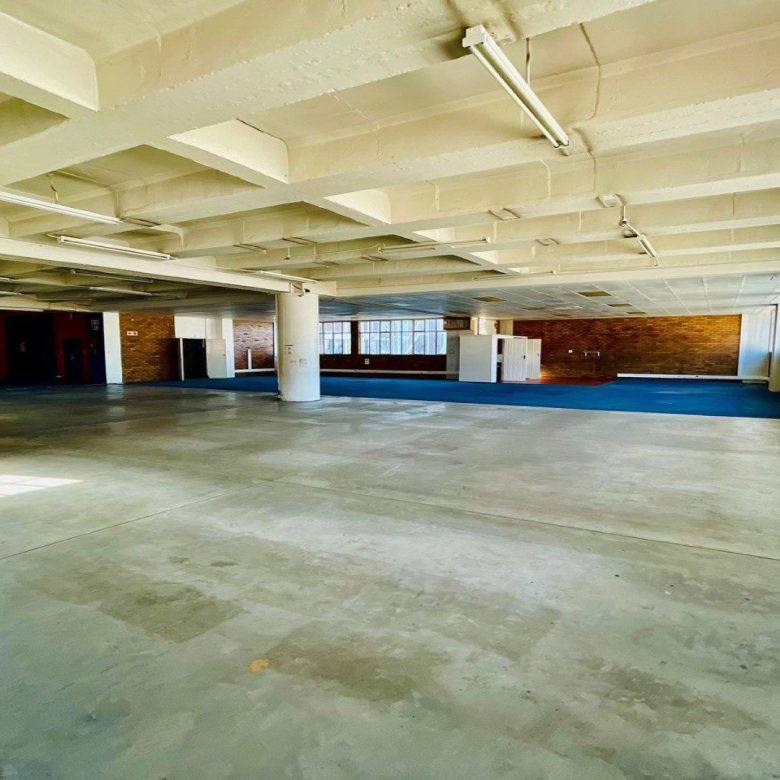 New Centre – Warehouse + Offices 6 600m2 under roof