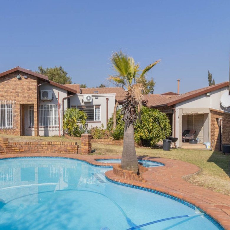 Mulbarton – Large 4 Bedroom Home + Flatlet