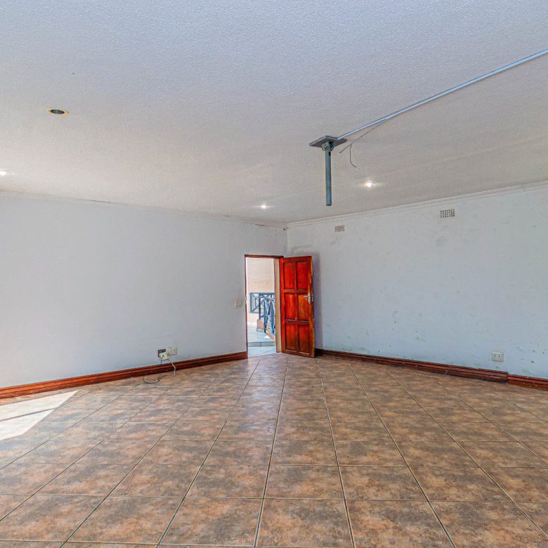 Sunninghill – Immaculate 4-Bedroom Double-Storey Family Home!
