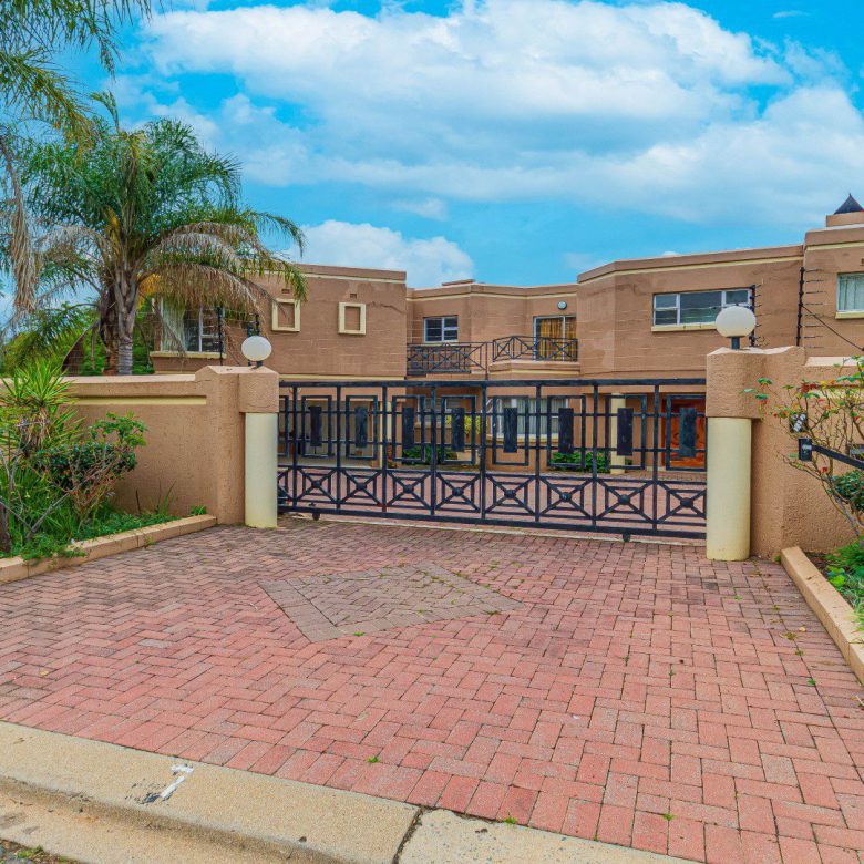 Sunninghill – Immaculate 4-Bedroom Double-Storey Family Home!
