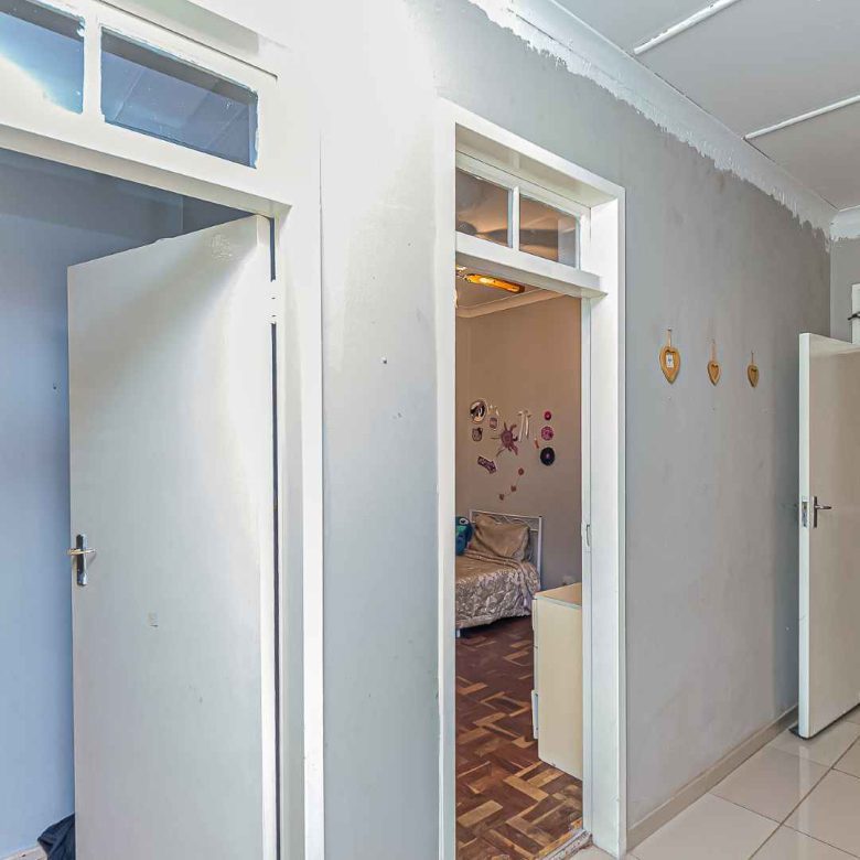 Mondeor – Versatile Family Home with 2 Flatlets