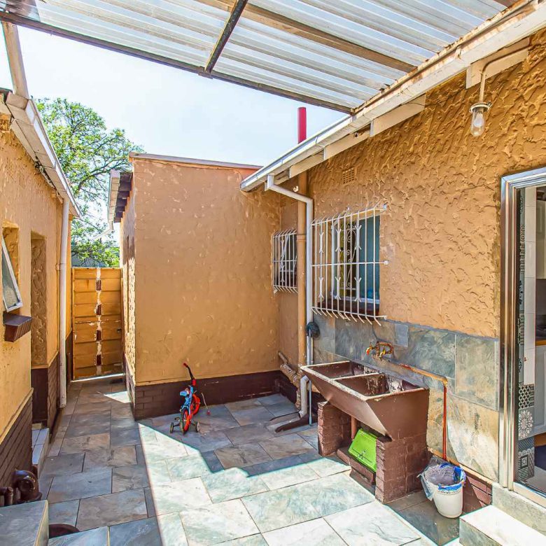 Mondeor – Versatile Family Home with 2 Flatlets