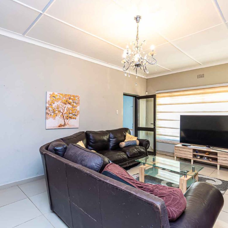 Mondeor – Versatile Family Home with 2 Flatlets