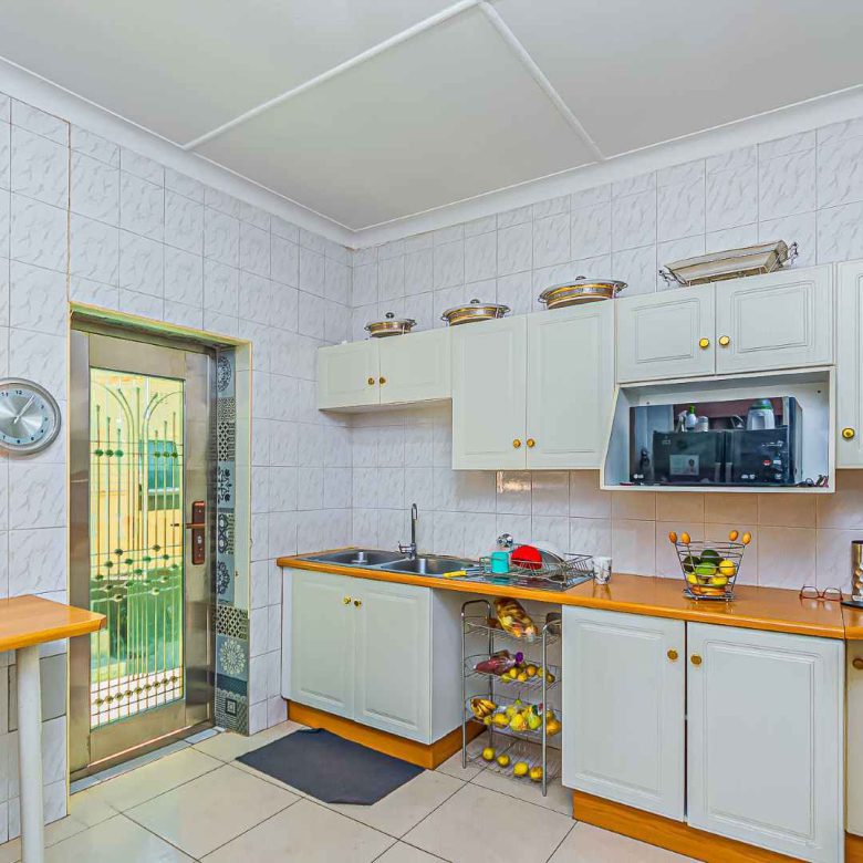Mondeor – Versatile Family Home with 2 Flatlets