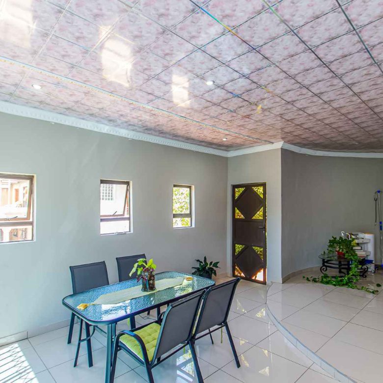 Mondeor – Versatile Family Home with 2 Flatlets