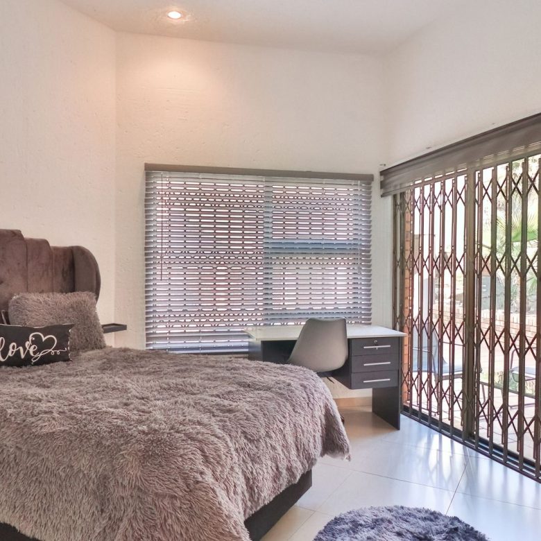 Bassonia – STYLISH 3 BEDROOM FACE-BRICK CLUSTER