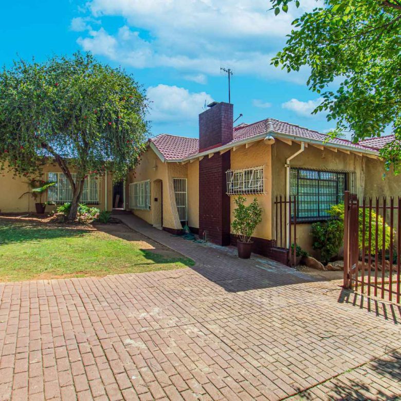 Mondeor – Versatile Family Home with 2 Flatlets