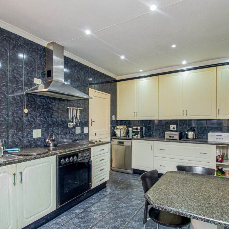 Towerby – 3 Stunning Houses on 1 Stand + Business Rights!