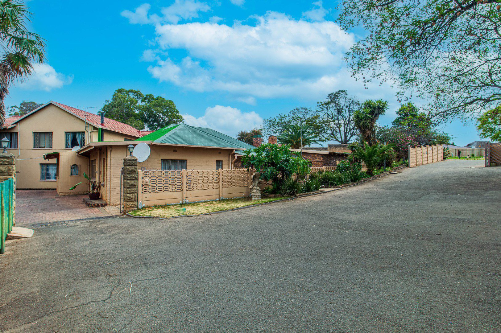 5 Towerby – 3 Stunning Houses on 1 Stand + Business Rights!