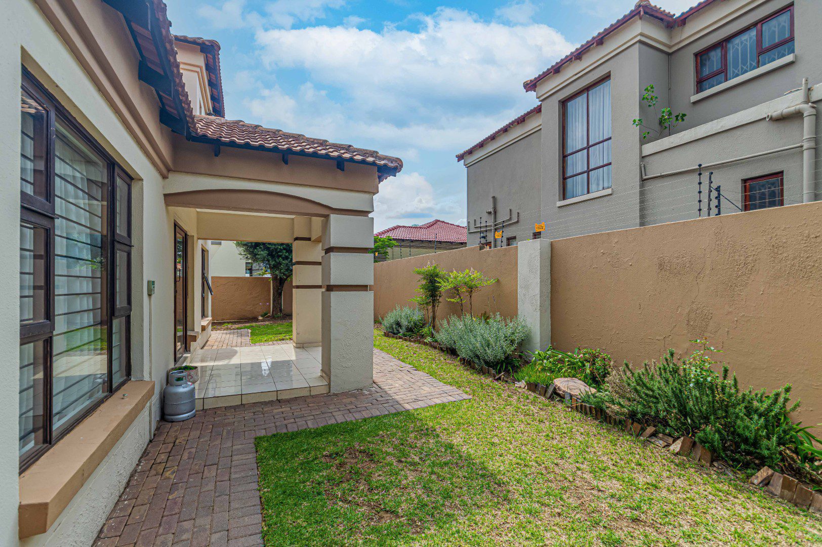 17 Mulbarton – Magnificent 3 Bedroom Cluster In Secure Estate
