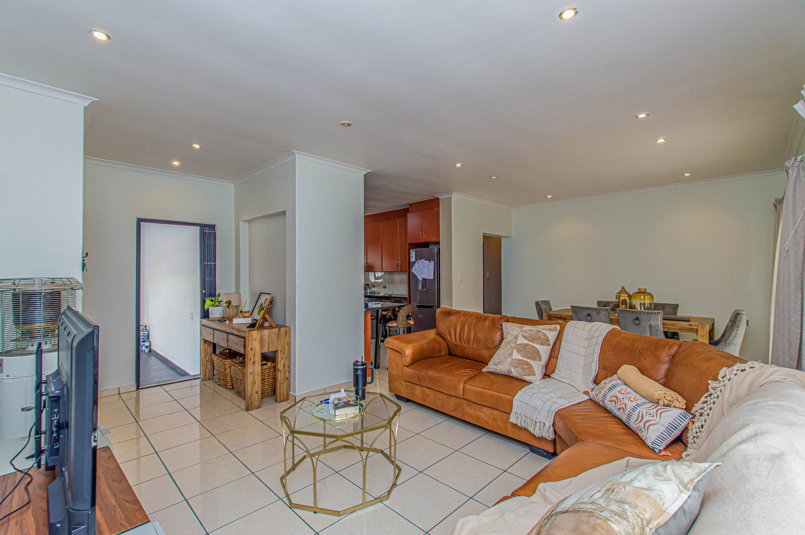 5 Mulbarton – Magnificent 3 Bedroom Cluster In Secure Estate