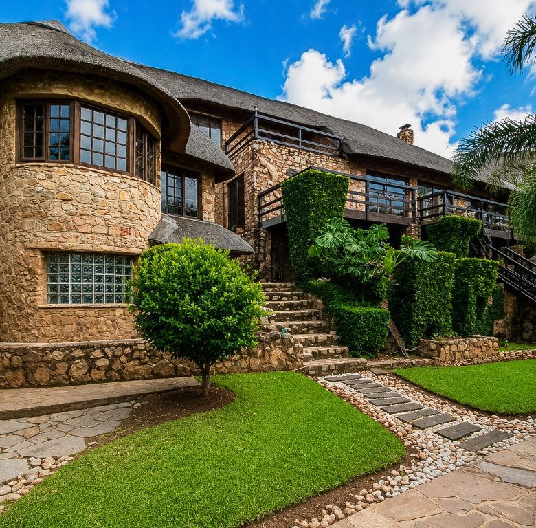 Kosmos | Iconic 3 Bedroom Waterfront Home