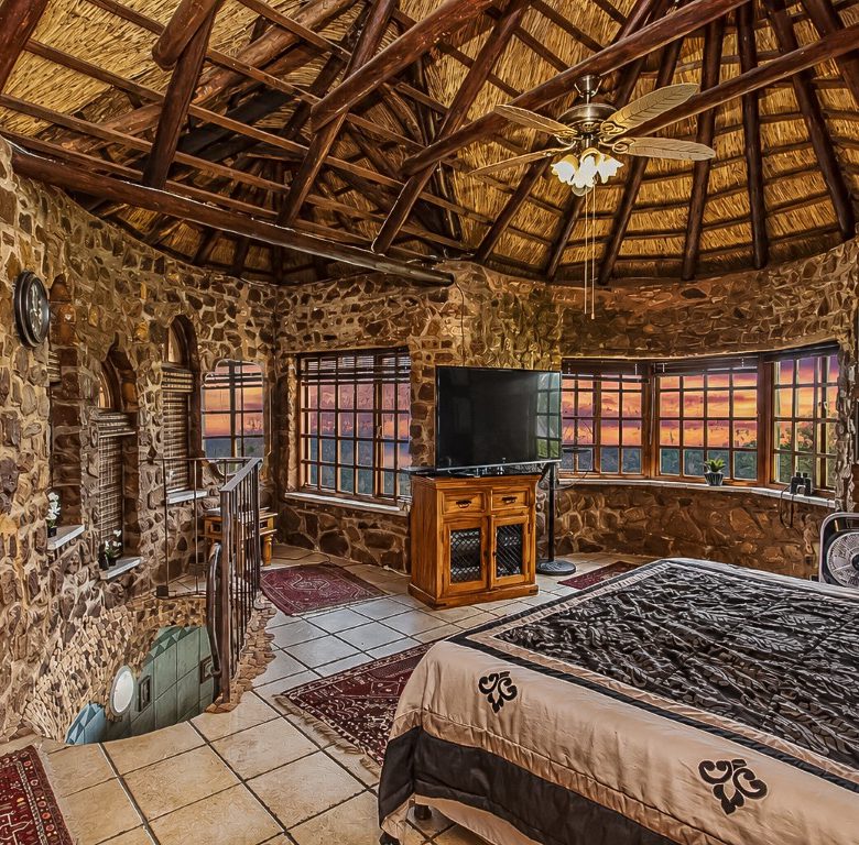 Kosmos | Iconic 3 Bedroom Waterfront Home