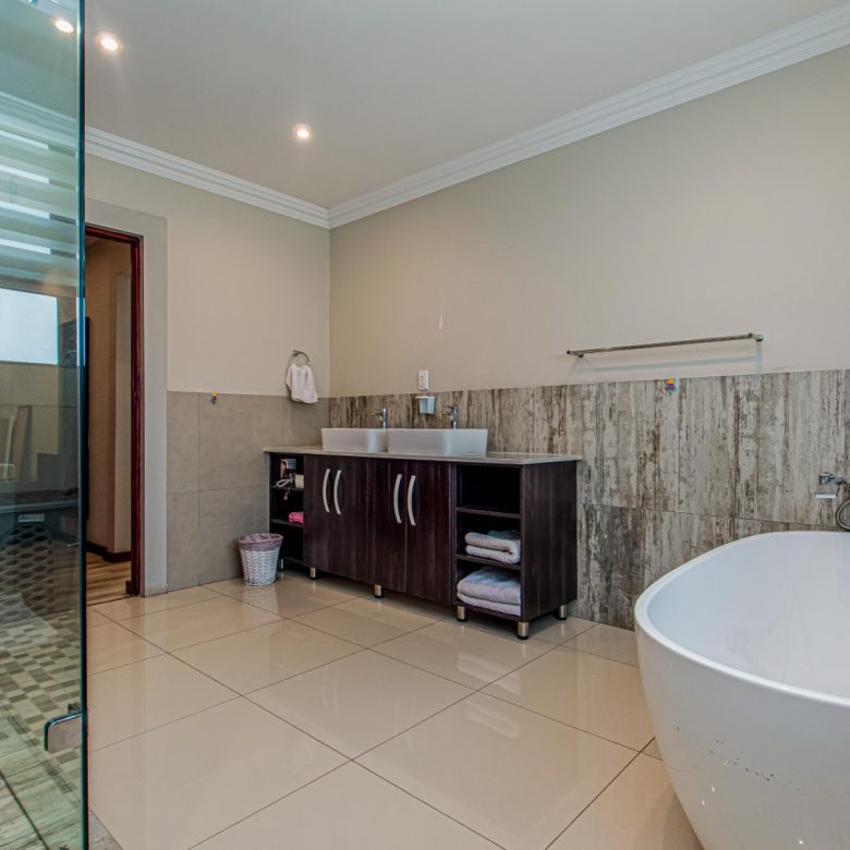 Bedfordview | Luxury 5 Bedroom Cluster in Secure Estate