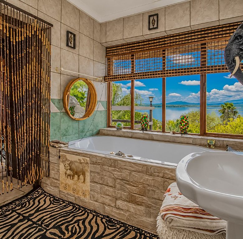 Kosmos | Iconic 3 Bedroom Waterfront Home
