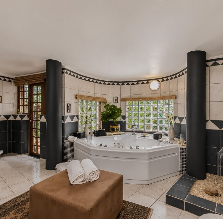 Kosmos | Iconic 3 Bedroom Waterfront Home