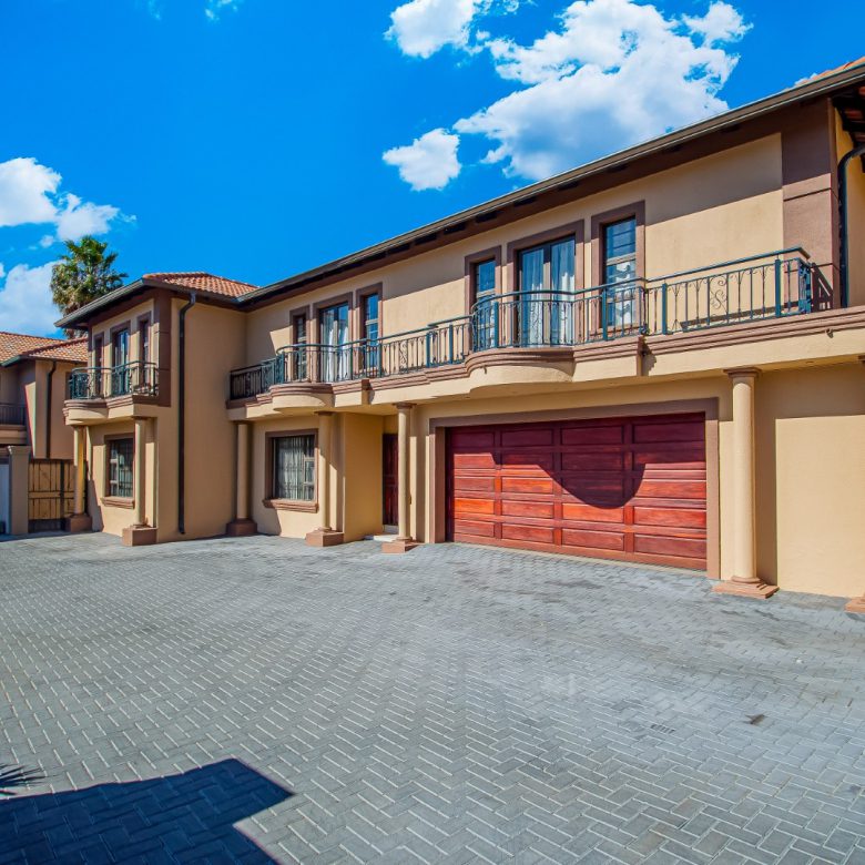 Bedfordview | Luxury 5 Bedroom Cluster in Secure Estate
