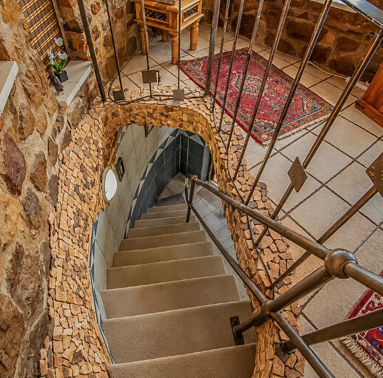 Kosmos | Iconic 3 Bedroom Waterfront Home