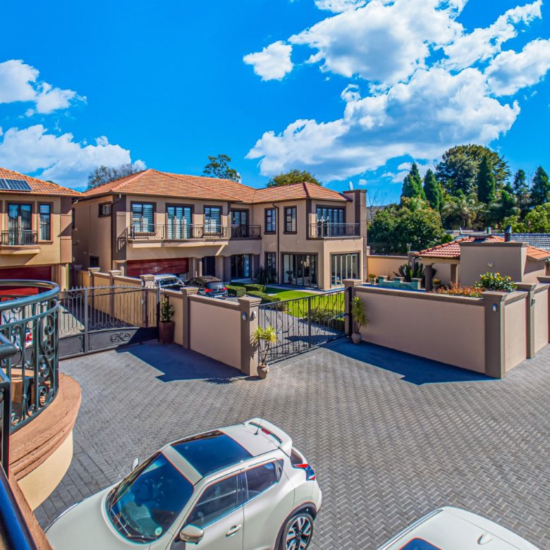 Bedfordview | Luxury 5 Bedroom Cluster in Secure Estate