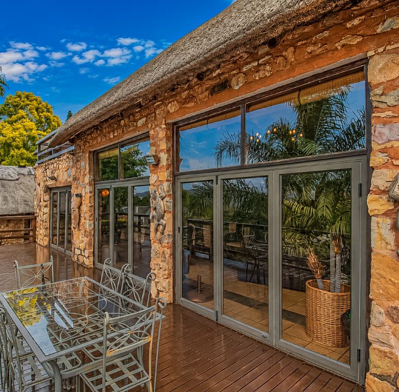 Kosmos | Iconic 3 Bedroom Waterfront Home
