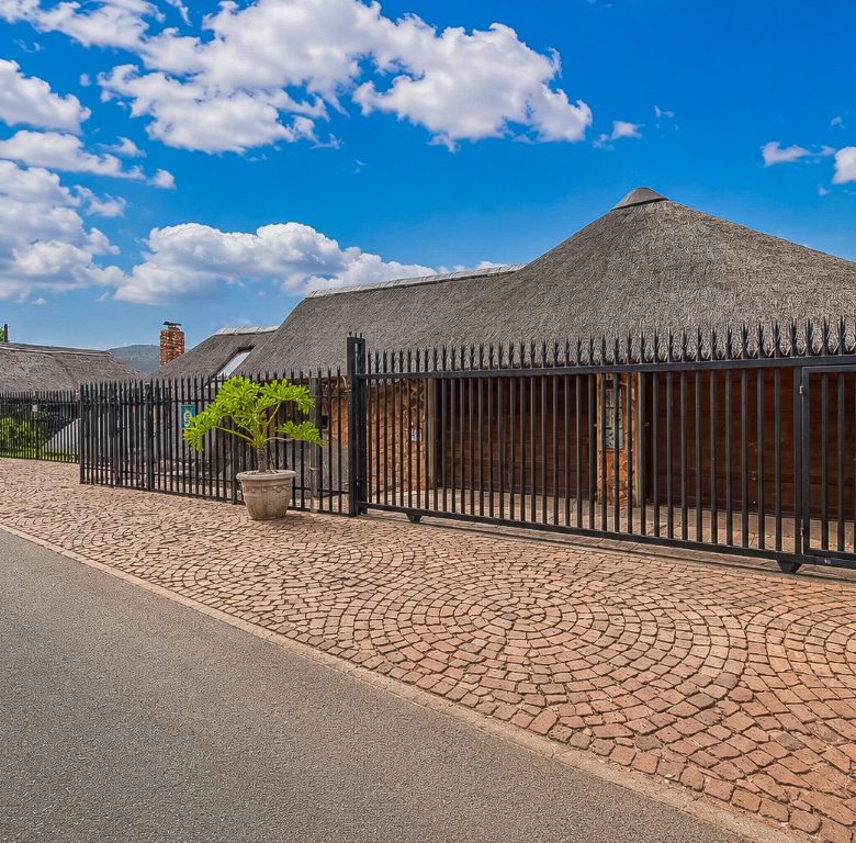Kosmos | Iconic 3 Bedroom Waterfront Home