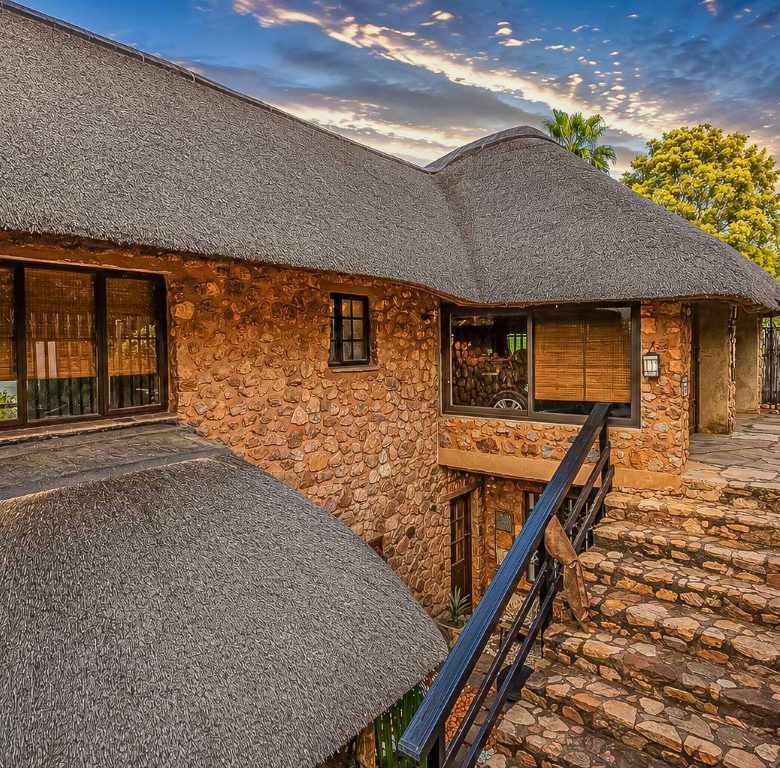 Kosmos | Iconic 3 Bedroom Waterfront Home