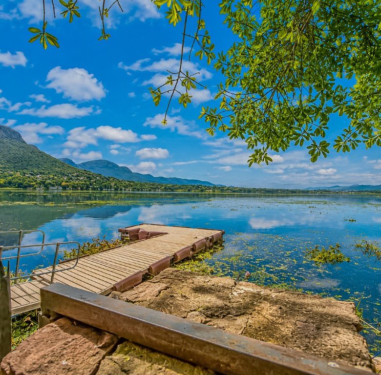Kosmos | Iconic 3 Bedroom Waterfront Home