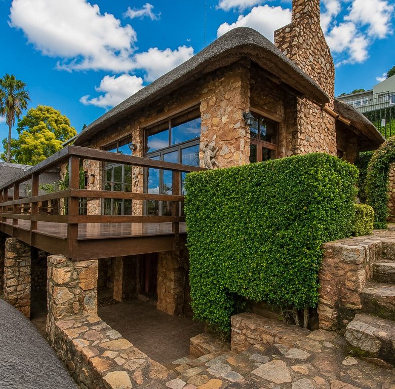 Kosmos | Iconic 3 Bedroom Waterfront Home