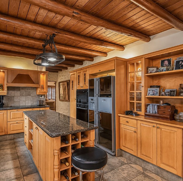 Kosmos | Iconic 3 Bedroom Waterfront Home