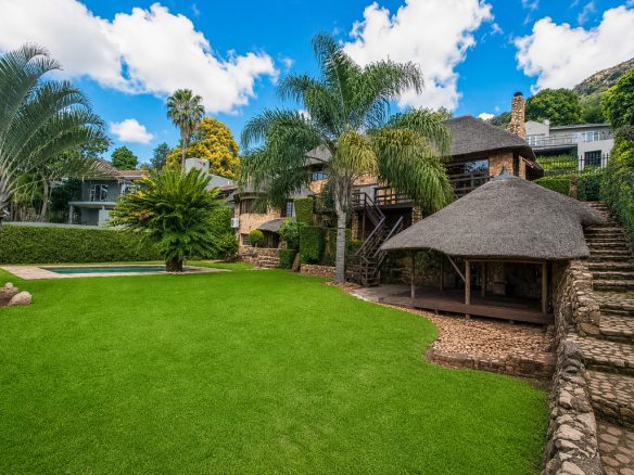 Kosmos | Iconic 3 Bedroom Waterfront Home