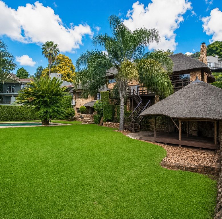 Kosmos | Iconic 3 Bedroom Waterfront Home