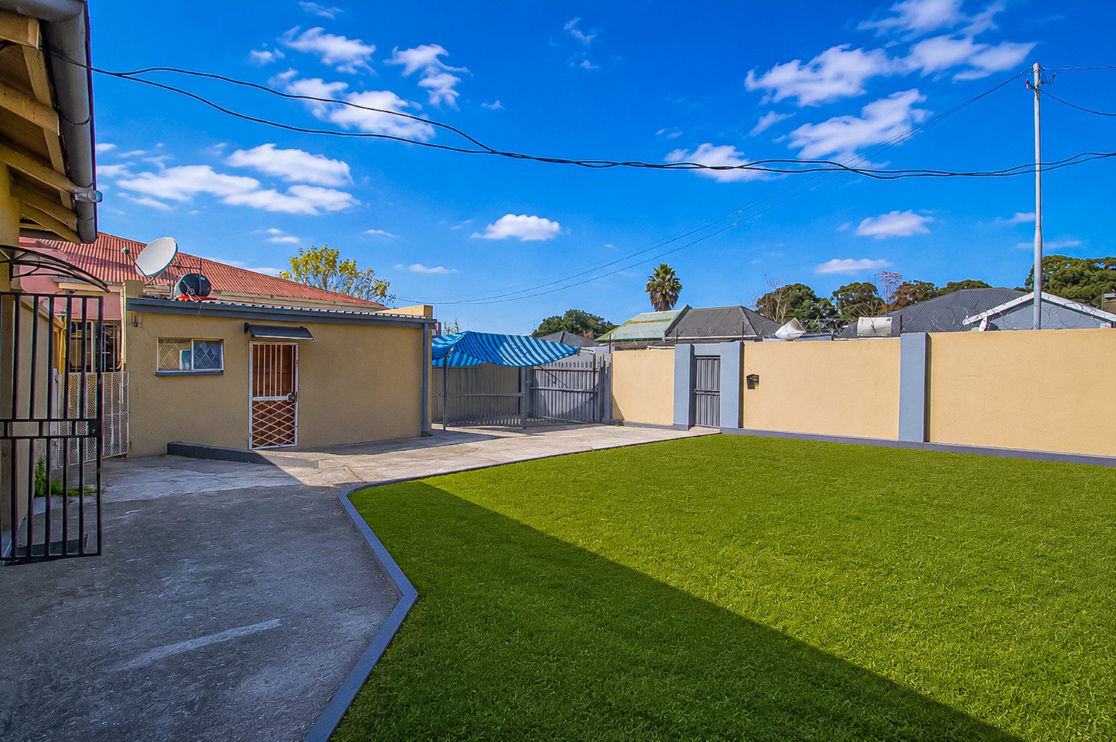 La Rochelle | Spacious 3.5 Bedroom Home with 3 Cottages