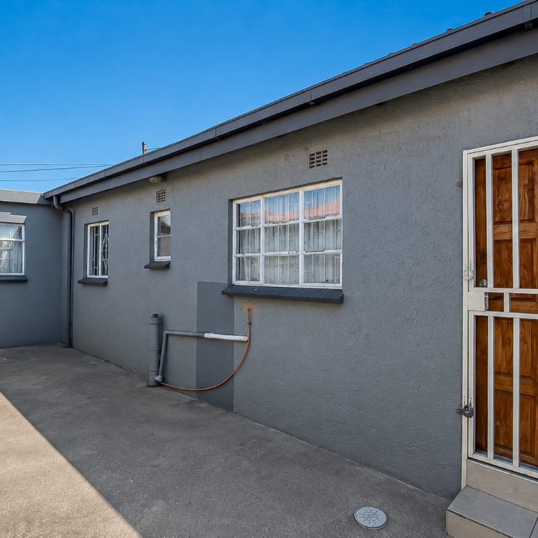 La Rochelle | Spacious 3.5 Bedroom Home with 3 Cottages