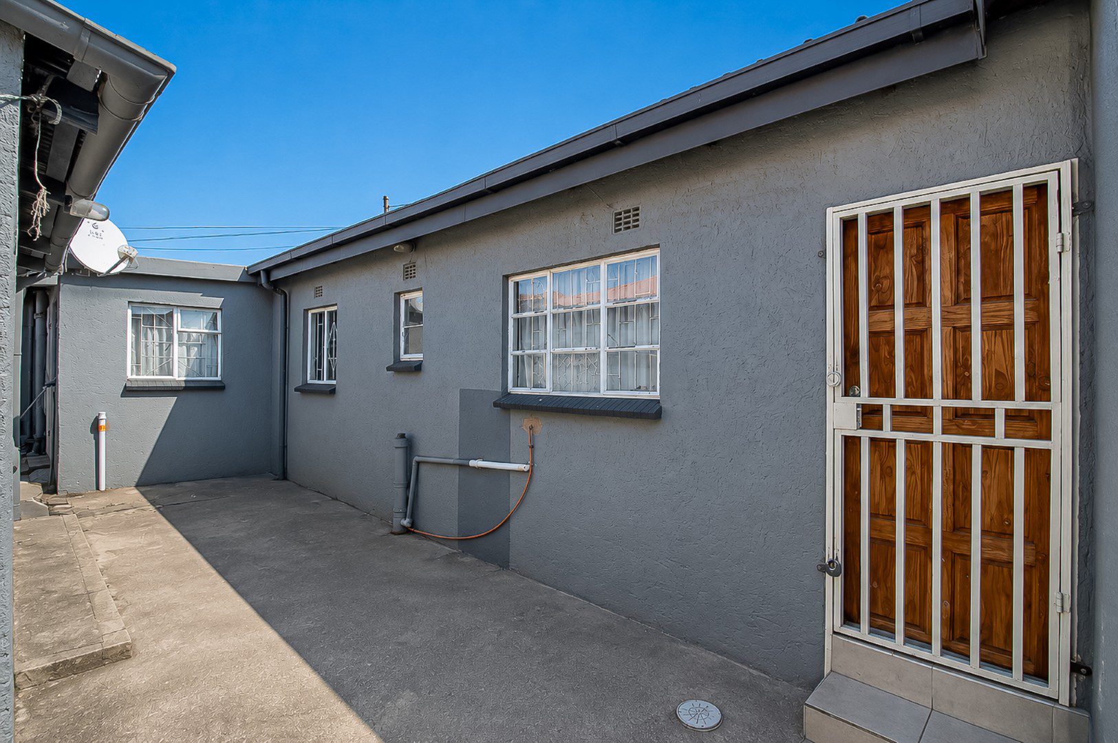 La Rochelle | Spacious 3.5 Bedroom Home with 3 Cottages