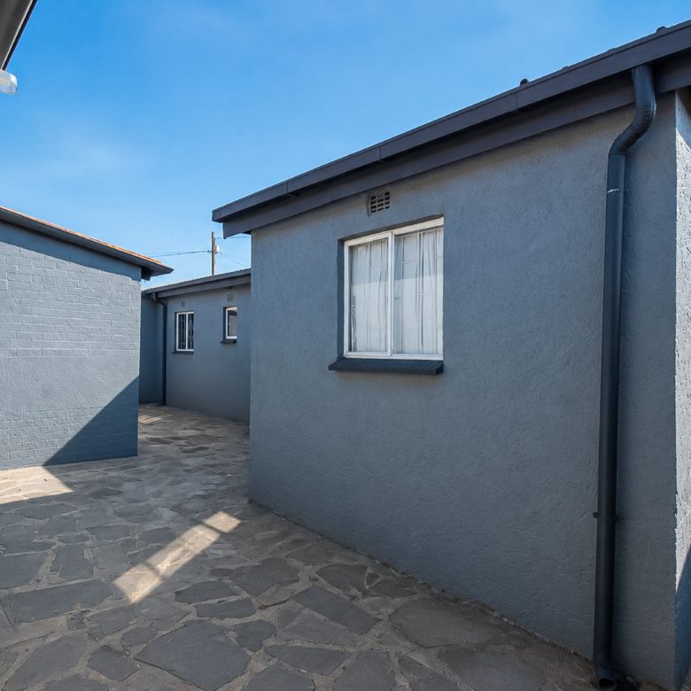La Rochelle | Spacious 3.5 Bedroom Home with 3 Cottages