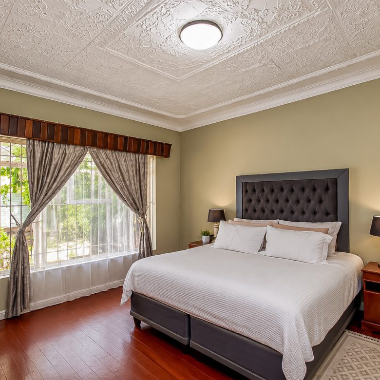 Kensington | 3 Bedroom Family Home + Cottage