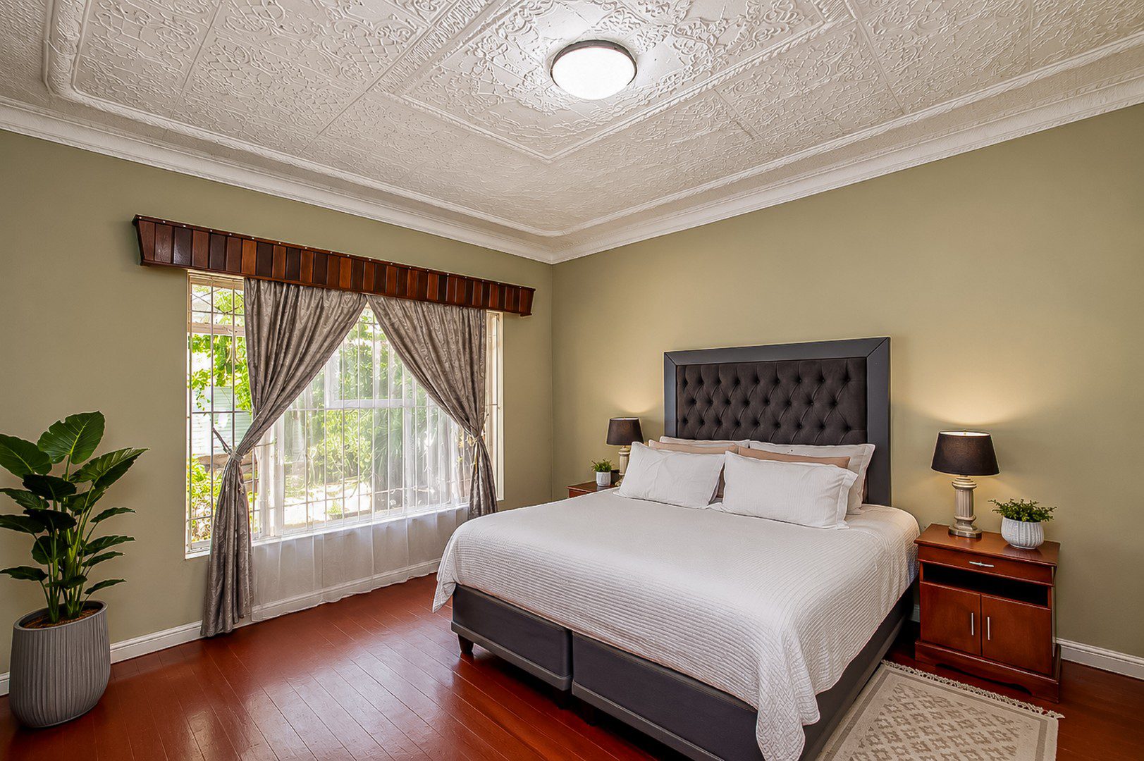 Kensington | 3 Bedroom Family Home + Cottage