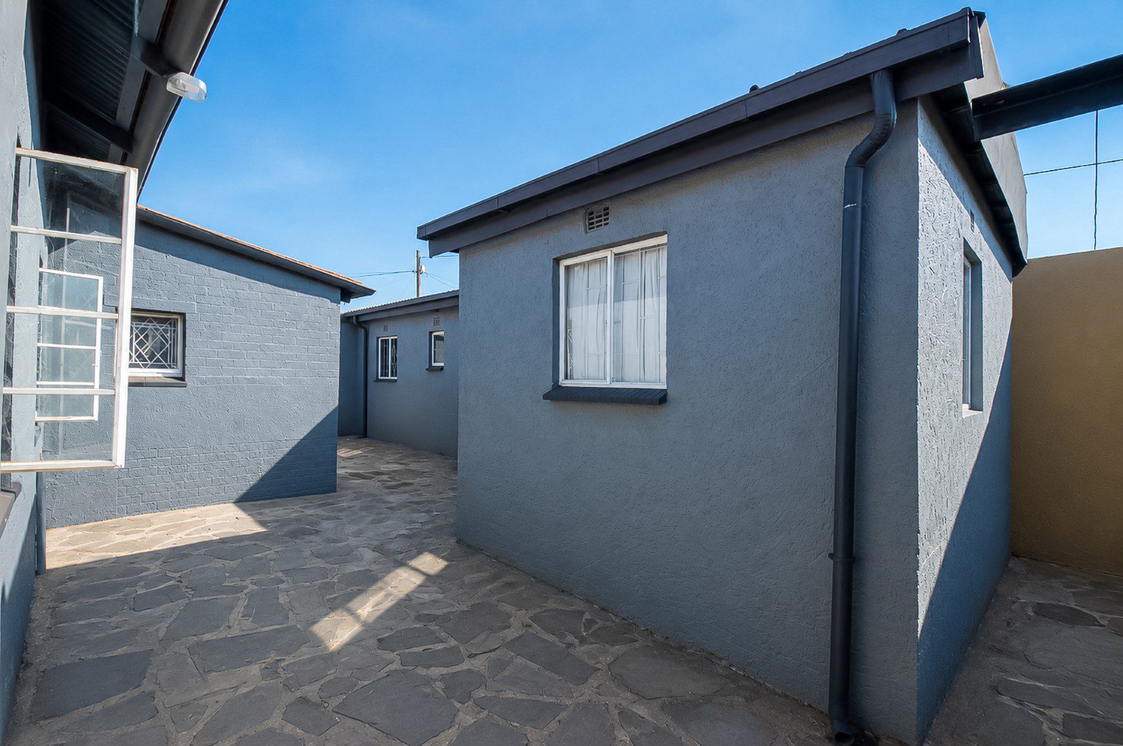 La Rochelle | Spacious 3.5 Bedroom Home with 3 Cottages