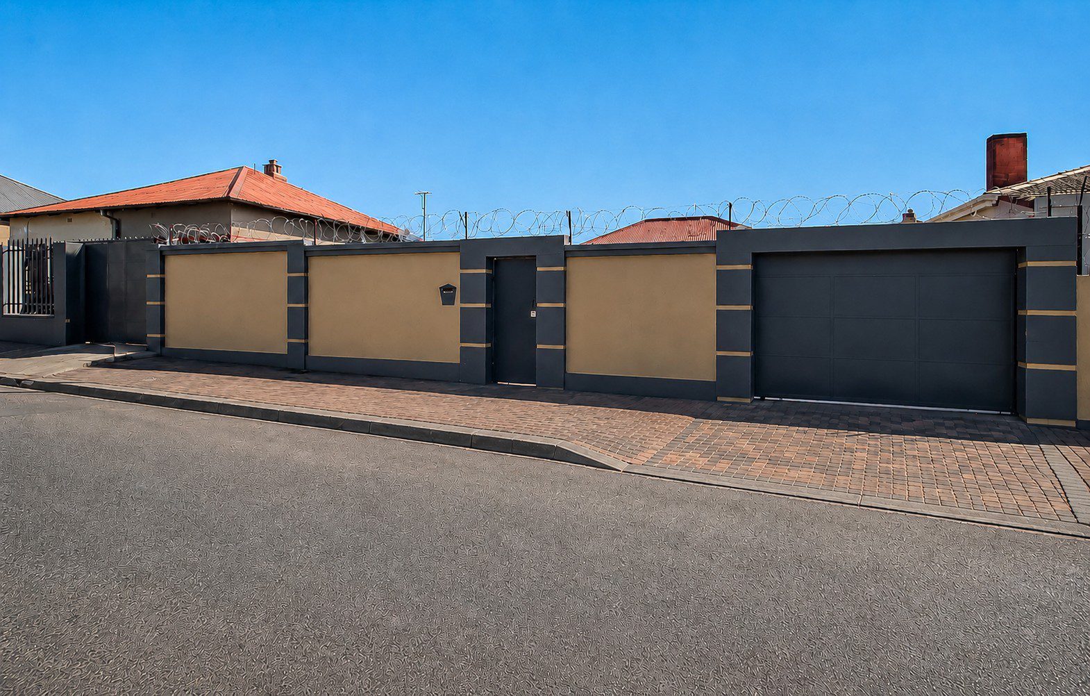 La Rochelle | Spacious 3.5 Bedroom Home with 3 Cottages
