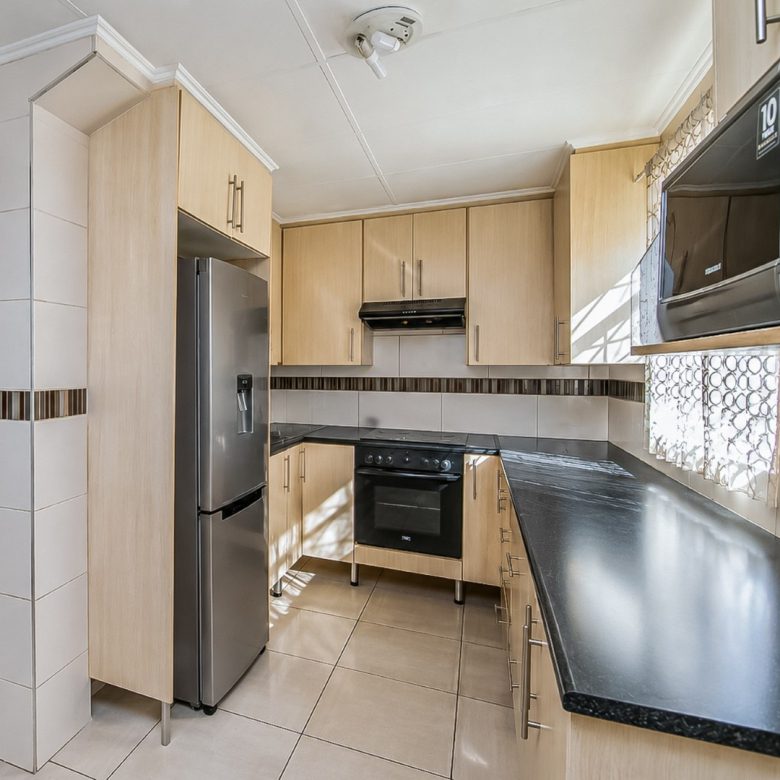 La Rochelle | Spacious 3.5 Bedroom Home with 3 Cottages