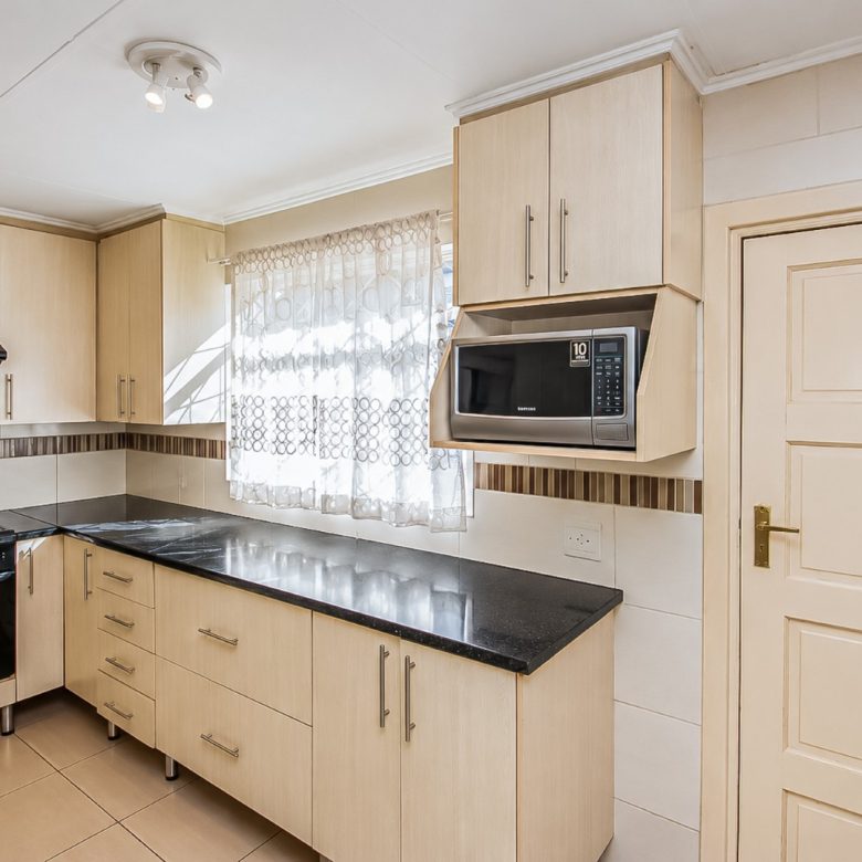La Rochelle | Spacious 3.5 Bedroom Home with 3 Cottages